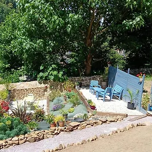 D'hote Familiale De La Maison Bleue Bed & Breakfast